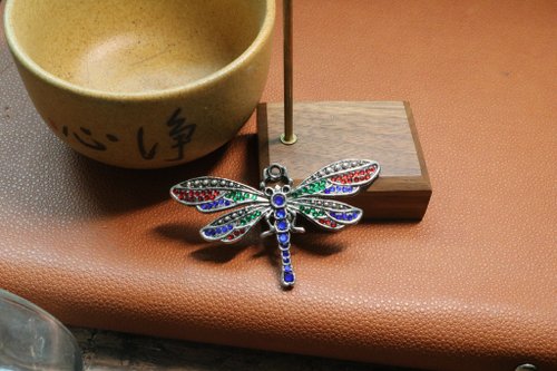 トンボデザイン ブローチ トパーズ装飾 女性のためのカラフルな