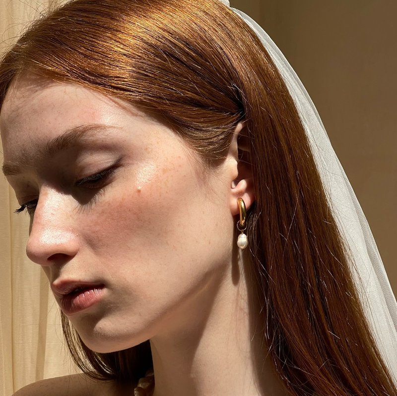 Golden Pearl Hoops Earrings - 耳環/耳夾/耳骨夾 - 其他金屬 卡其色