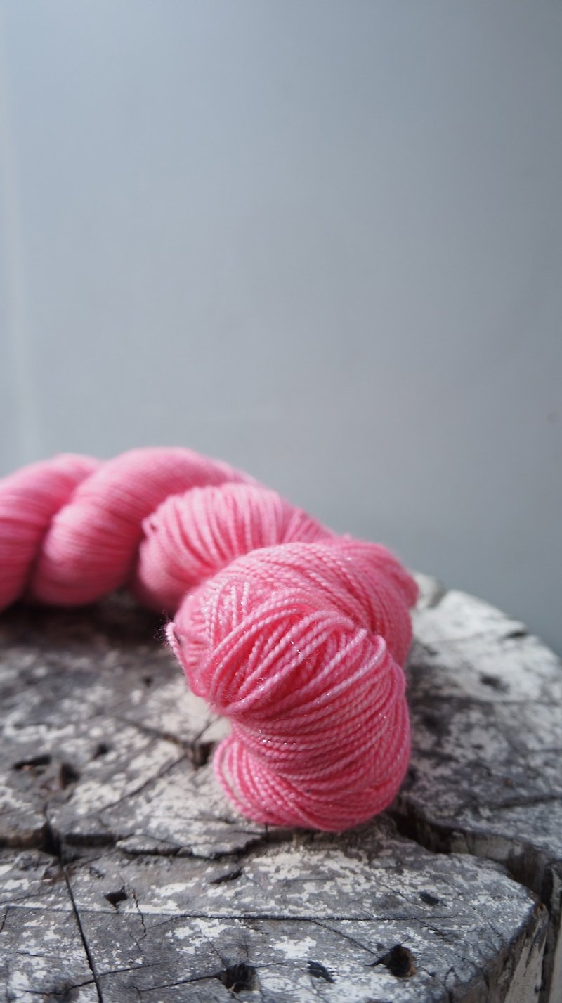 手染めの糸。レッドサクラ(スパーク) - 編み物/刺繍/羊毛フェルト/裁縫 - ウール 
