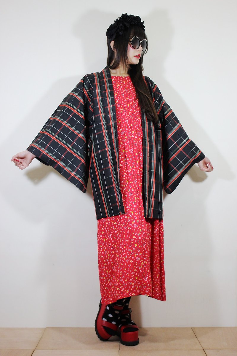 F2065 (Japanese kimono) (Vintage) black red and white plaid Japanese kimono Haori (はおり) - เสื้อแจ็คเก็ต - ไฟเบอร์อื่นๆ สีดำ