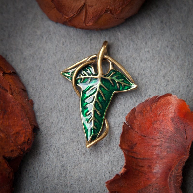 Lorien leaf pendant. Elf jewelry. Elvish sign. Handmade elves necklace. Arwen - 項鍊 - 其他金屬 綠色