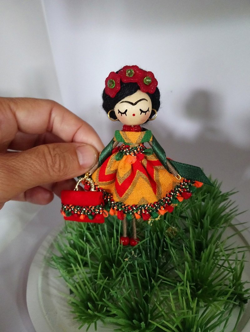 Brooch doll Frida Kahlo - 胸針 - 木頭 紅色