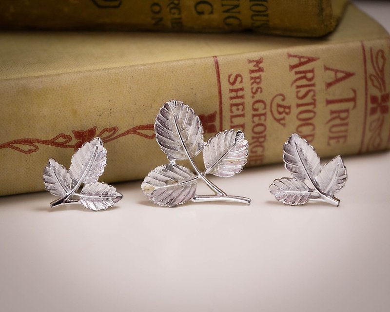 American Sarah Coventry brand antique three-leaf branch leaf silver brooch Clip-On two-piece set - ต่างหู - โลหะ สีเงิน