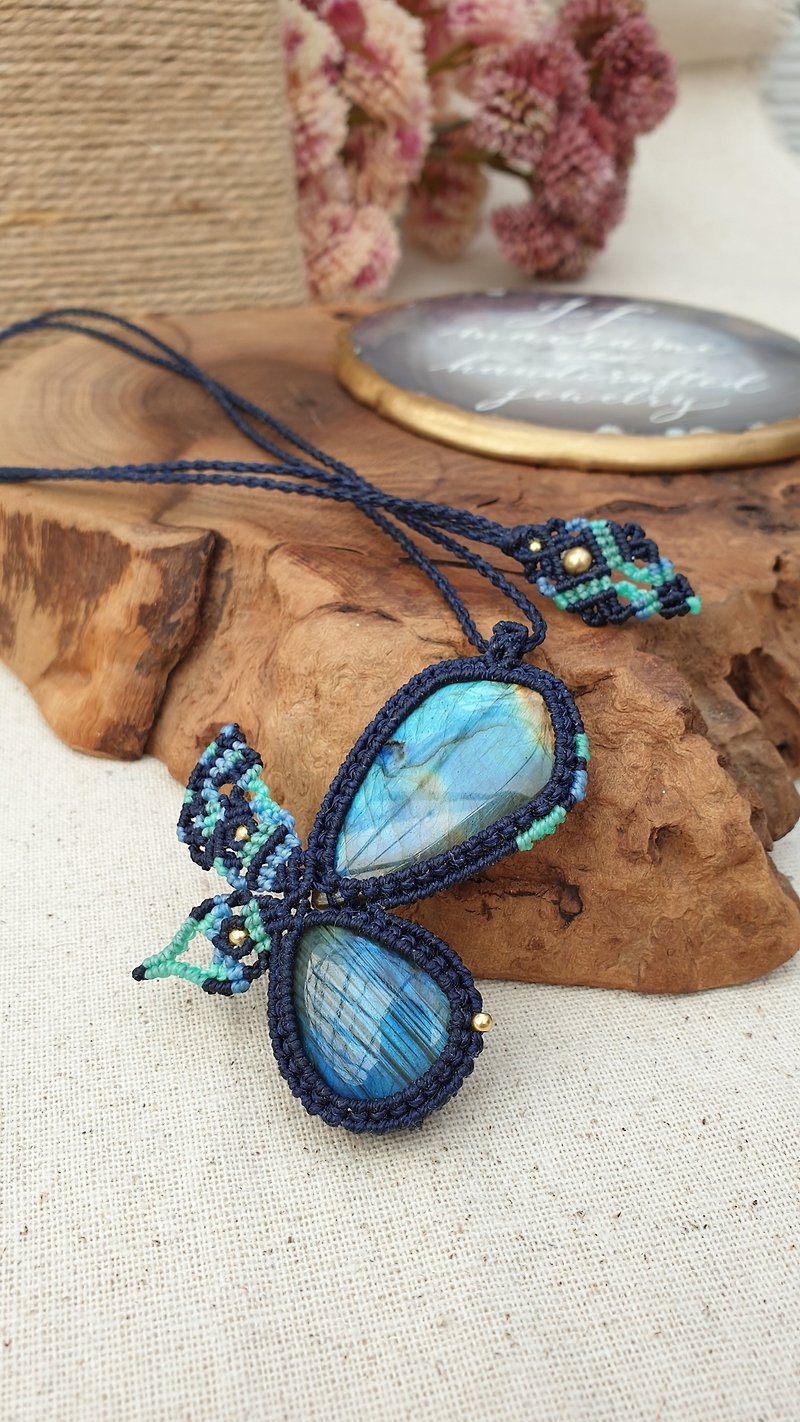 L28ブルー蝶。ラブラドライトヘザー蝋ワイヤー編みこみネックレス - ネックレス - その他の素材 ブルー