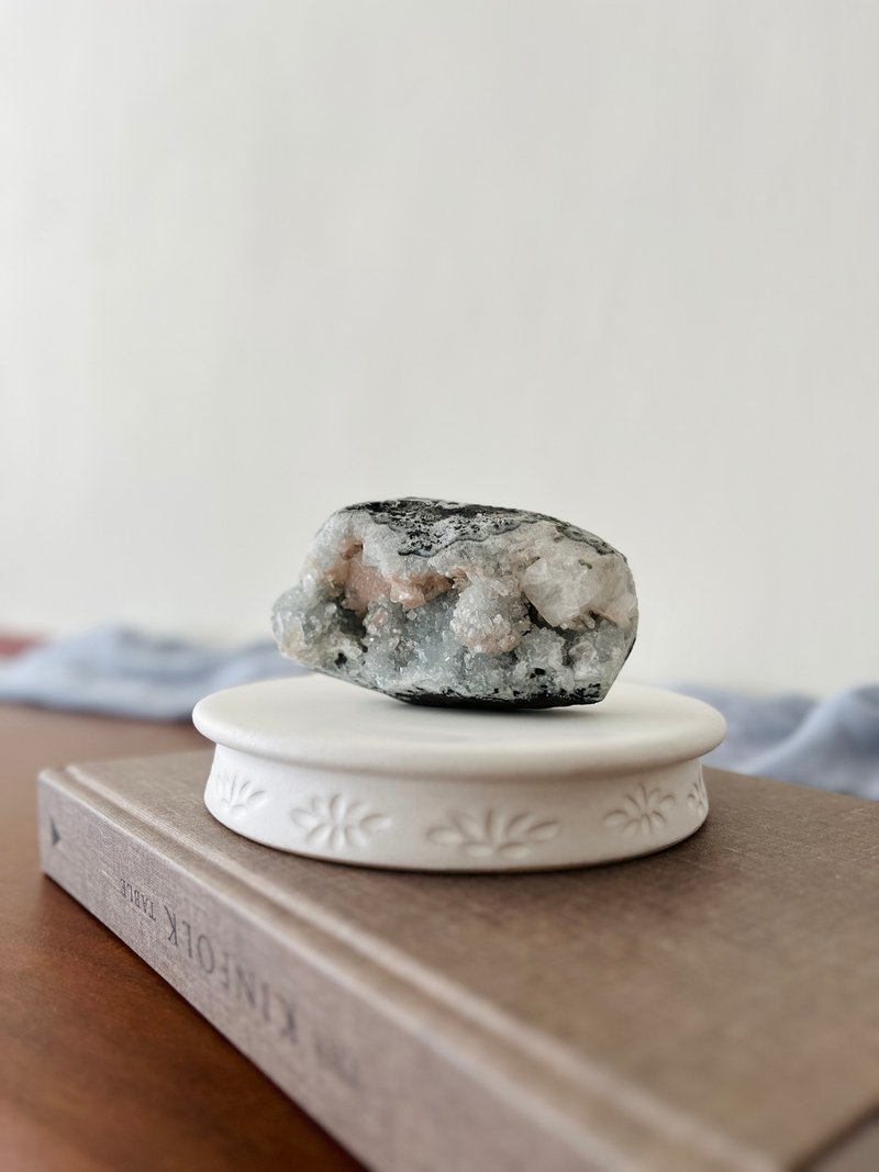 Déjà vu Ceramics 白色陶製展示台 - 擺飾/家飾品 - 陶 金色