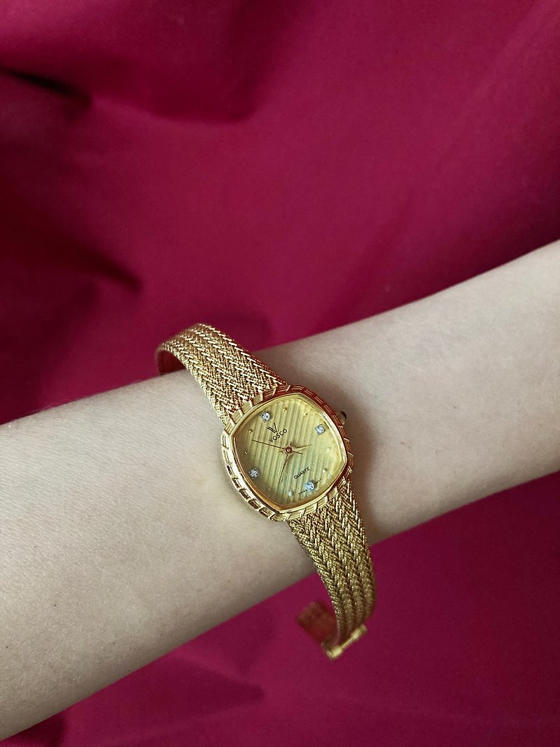 VOSCO 石英錶 點鐘鑲鑽 斜紋錶盤 金色酒桶形錶殼 立體麻花錶帶 - 女錶 - 其他金屬 金色