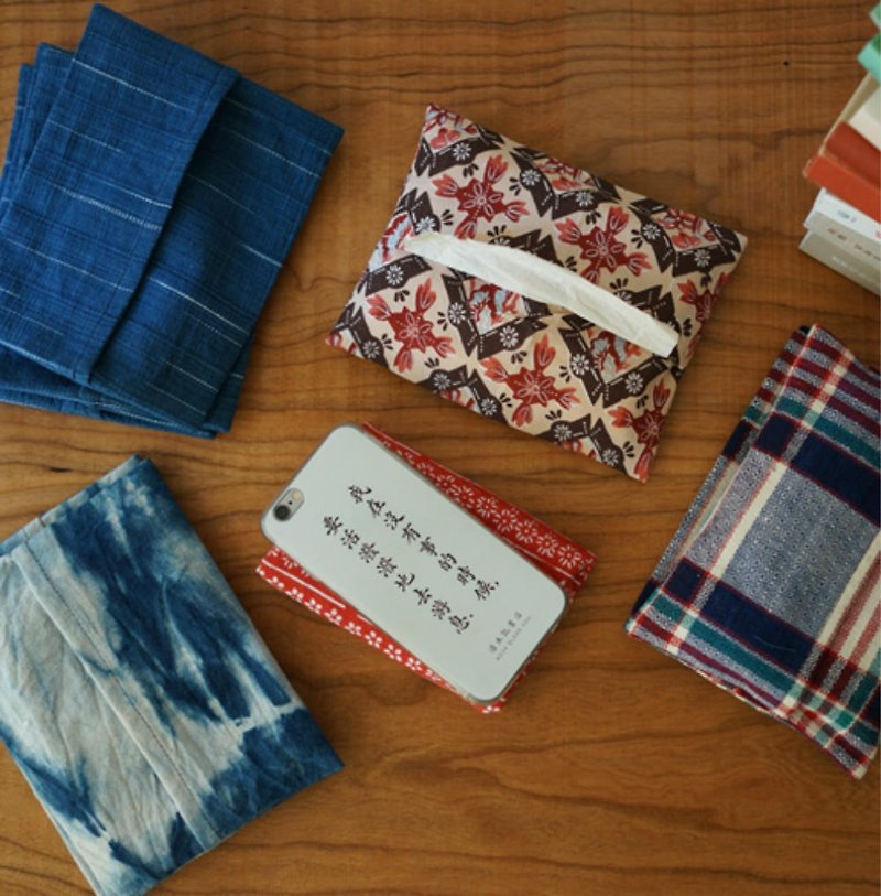 Old kimono cloth soil cloth storage bag hand-woven fabric cosmetic bag hand-certified postcard postcard card sundries bag - กระเป๋าเครื่องสำอาง - ผ้าฝ้าย/ผ้าลินิน หลากหลายสี