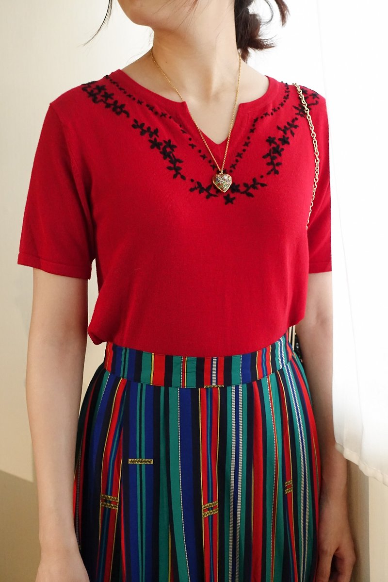(VINTAGE/UNIQUE) Red knitted top with black embroidery