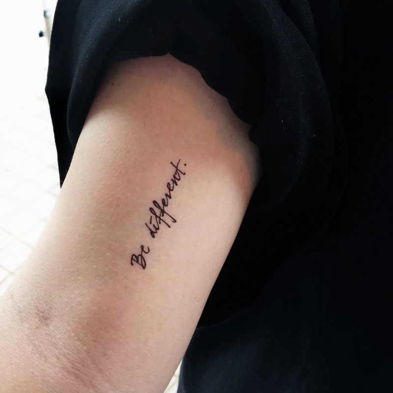 Good Quote Lyrics Lettering Temporary Tattoo Sticker Be Different Be Yourself - สติ๊กเกอร์แทททู - กระดาษ สีดำ