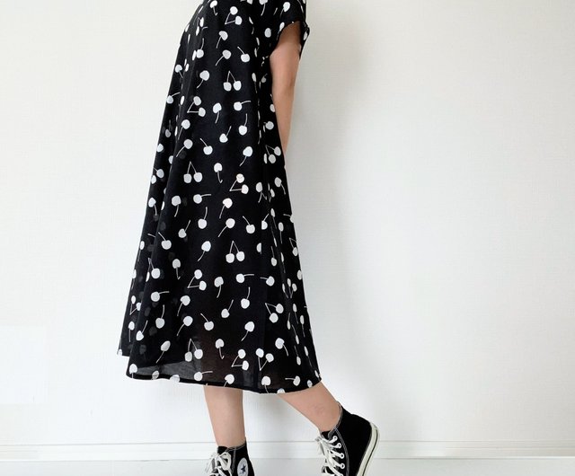 モノトーン チェリー柄のシンプルフレアワンピース 半袖 ブラック さくらんぼ コットン ショップ Loosey Goosey ワンピース Pinkoi