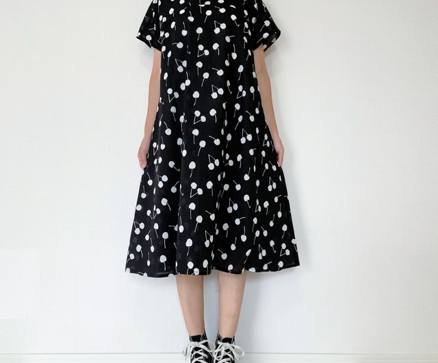 モノトーン チェリー柄のシンプルフレアワンピース 半袖 ブラック さくらんぼ コットン ショップ Loosey Goosey ワンピース Pinkoi