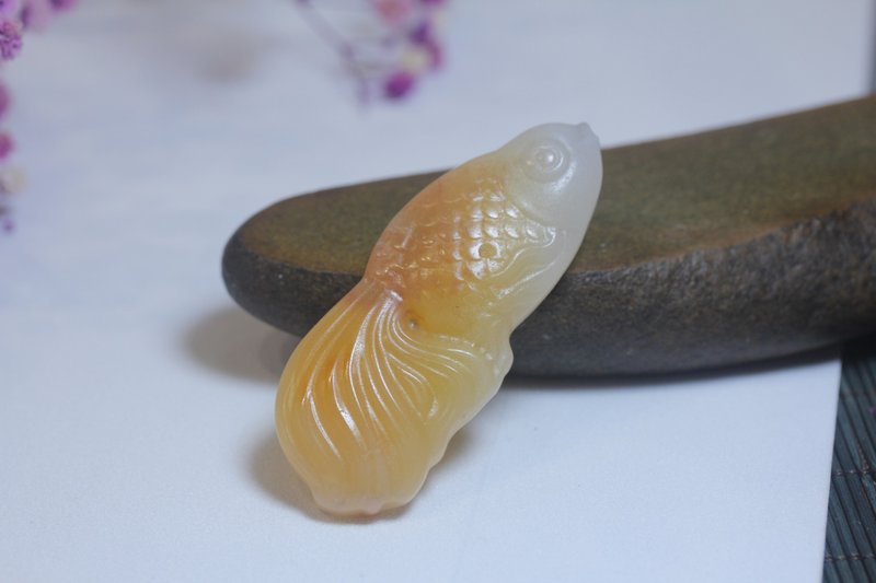 【年年有餘】天然黃蠟石掛件 |魚項鏈 |魚兒掛件|毛衣鏈|玉吊墜 - 項鍊 - 玉石 橘色