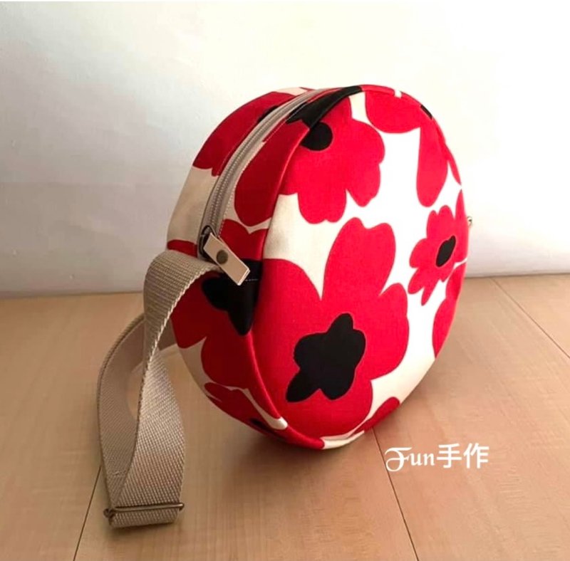 Nordic large-flowered poppy flower. Round cross-shoulder backpack. 4-compartment inner pocket with imported fabric - กระเป๋าแมสเซนเจอร์ - ผ้าฝ้าย/ผ้าลินิน สีแดง