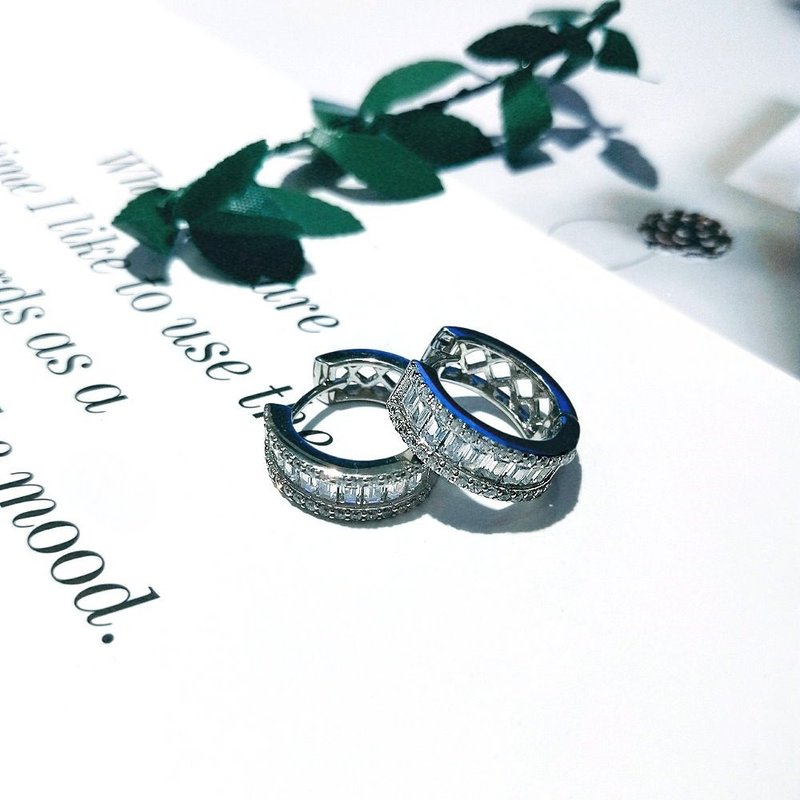 I JEWELRY 時尚個性簡厚大C型八心八箭頂級鋯石純銀耳環 純銀保卡 - 耳環/耳夾/耳骨夾 - 純銀 銀色