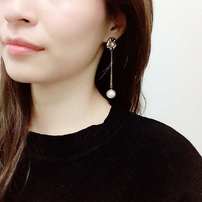 Vintage flower temperament pearl earrings - Earrings & Clip-ons - Gemstone White