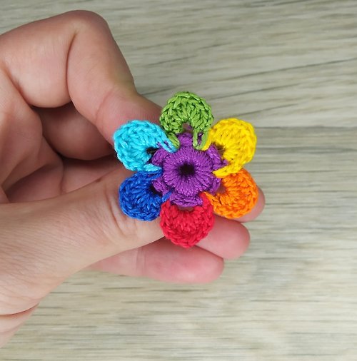 Alternative Crochet Boutique 彩虹花朵胸針。 鉤針小花針。