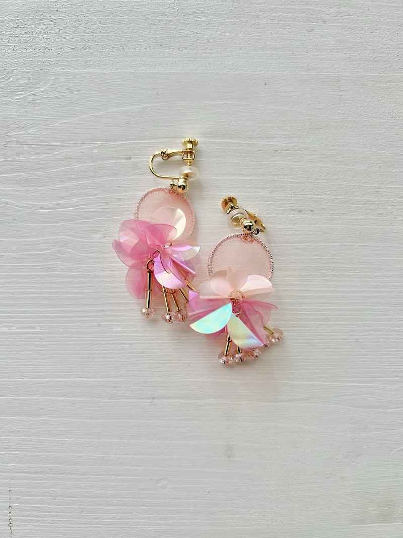 オーガンジー刺繍の耳飾り【桃子】 - 耳環/耳夾 - 繡線 粉紅色