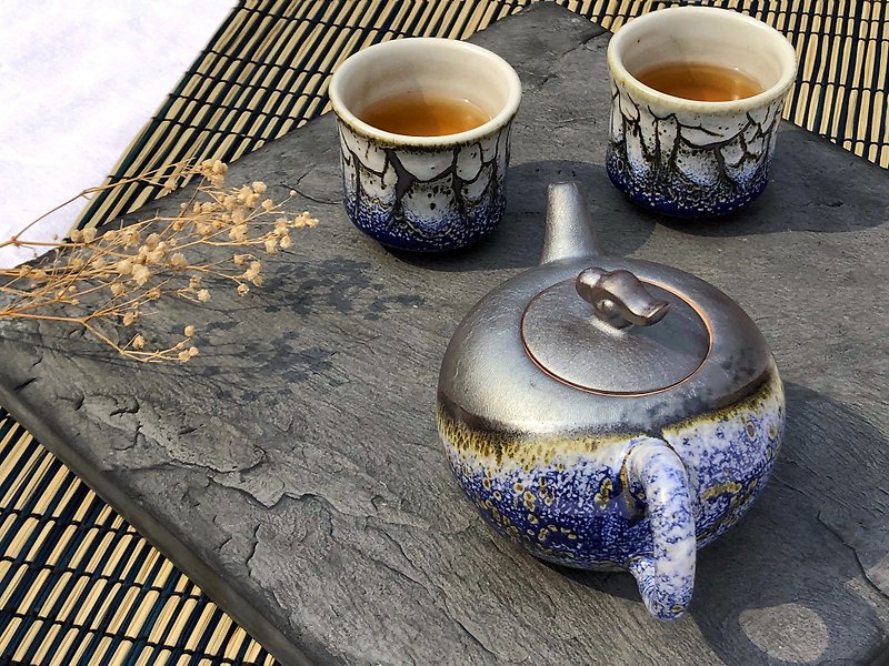 Diatomite activated carbon from rock slice water-absorbing tea tray