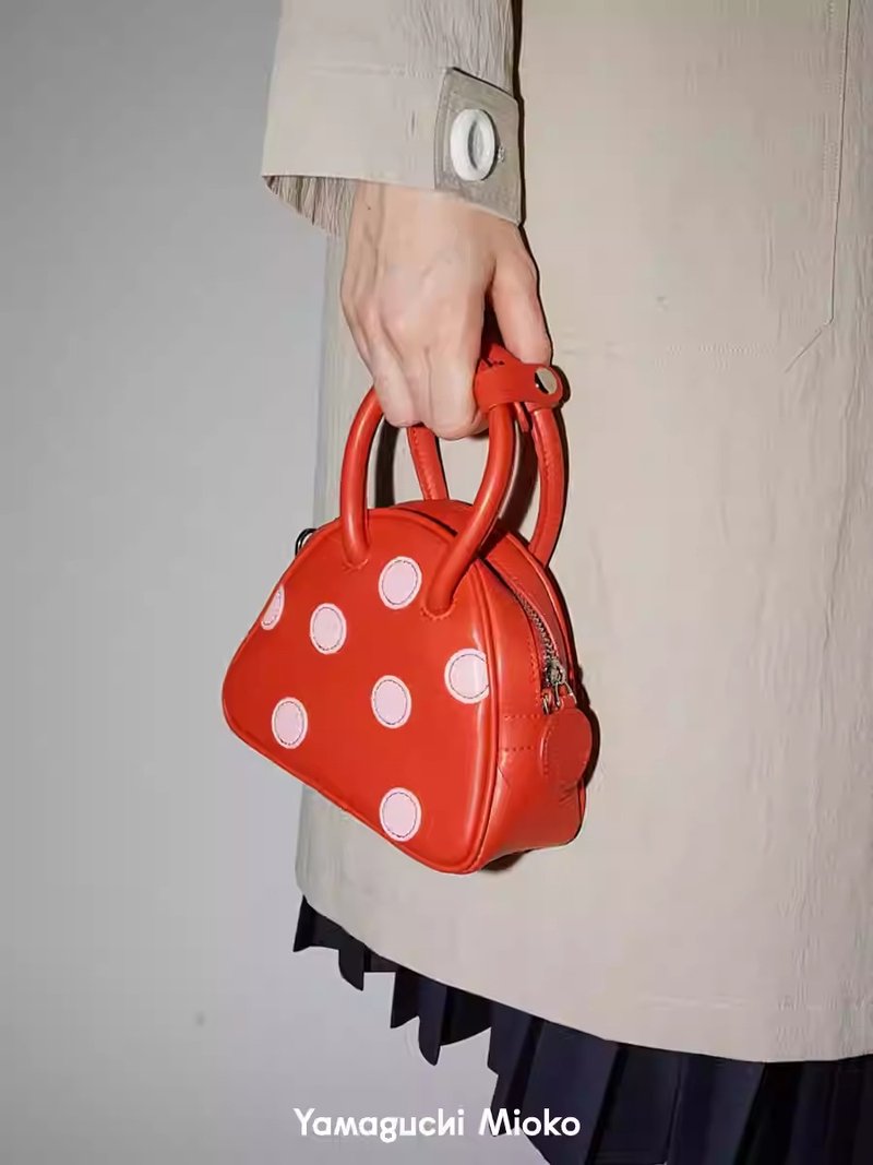 Mushroom mini handbag Handmade round polka dot interesting cowhide bag crossbody/handbag - กระเป๋าแมสเซนเจอร์ - หนังแท้ สีแดง