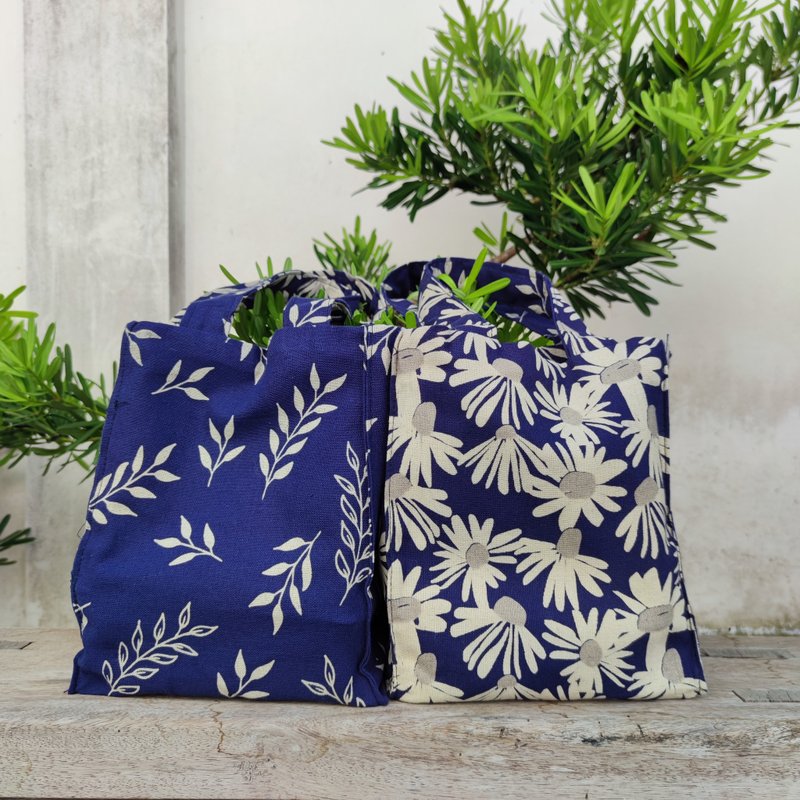 Double Side Bag กระเป๋าถือผ้าฝ้ายใช้ได้ 2 ด้าน ลายใบไม้กับเดซี่ - กระเป๋าถือ - ผ้าฝ้าย/ผ้าลินิน สีน้ำเงิน