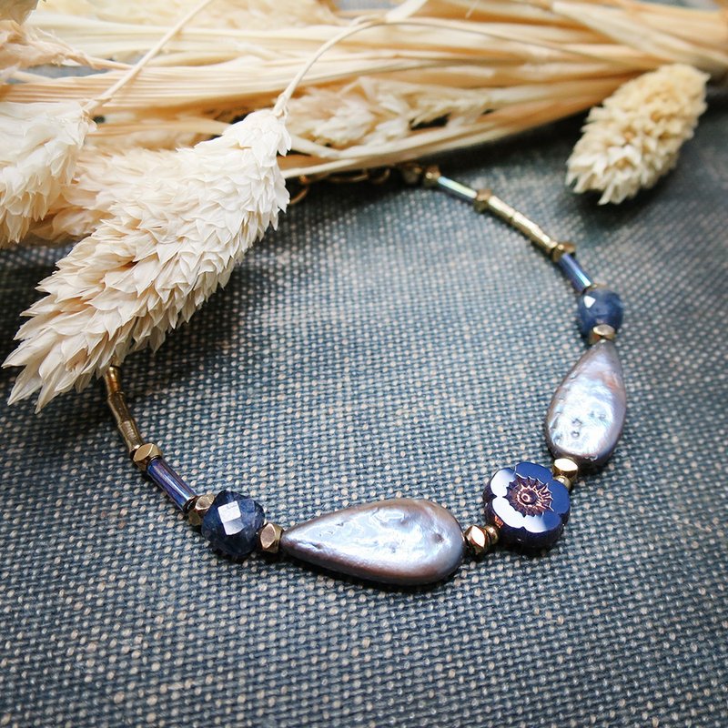 VIIART. Floral cloth. Iolite Antique Bead Pearl Antique Gold Bronze Bracelet | Natural Stone Romance - สร้อยข้อมือ - ทองแดงทองเหลือง สีม่วง