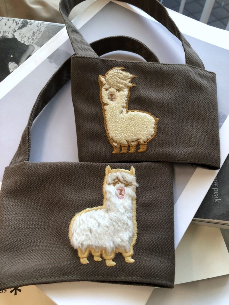 Cup Cover [Alpaca Cup Cover] Long-haired Alpaca Cute Animal Alpaca Three-dimensional Embroidery Embroidered Cup Cover - ถุงใส่กระติกนำ้ - ผ้าฝ้าย/ผ้าลินิน สีเขียว