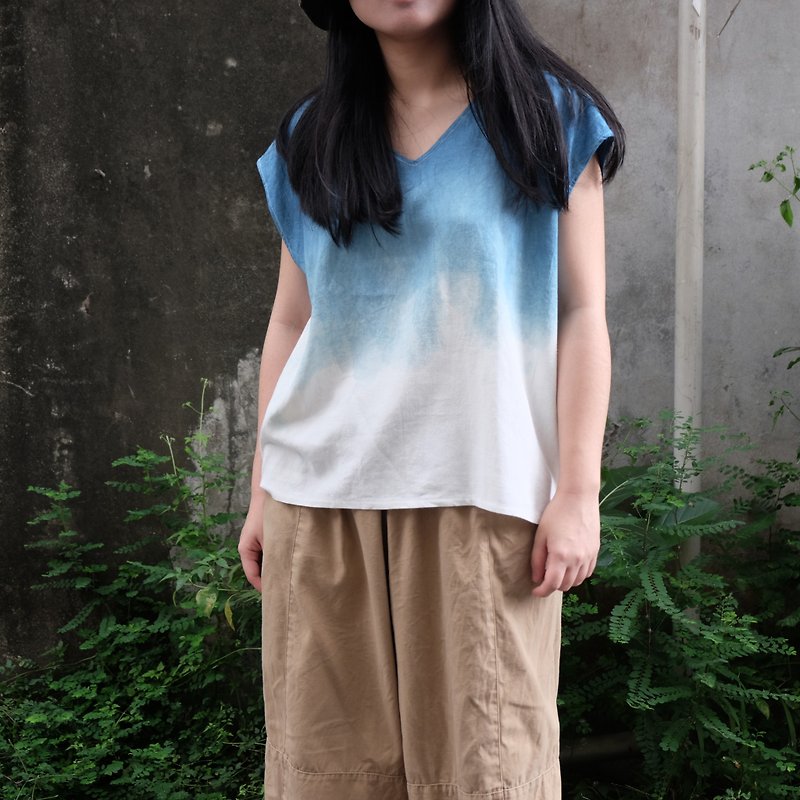 Blue dyed Japanese short board V-neck shirt on the gradient hand-tailored shirt - เสื้อผู้หญิง - ผ้าฝ้าย/ผ้าลินิน สีน้ำเงิน