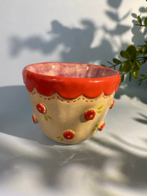 手作りの陶器カップ。ギフトにぴったりの花柄の手作りマグカップ