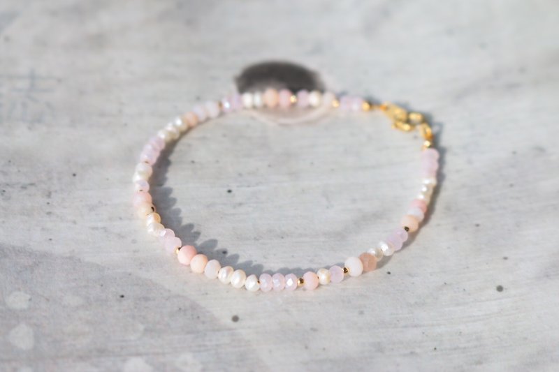 Opal Pearl Natural Stone Brass Bracelet 0982 - No Summer Year - สร้อยข้อมือ - เครื่องเพชรพลอย สึชมพู
