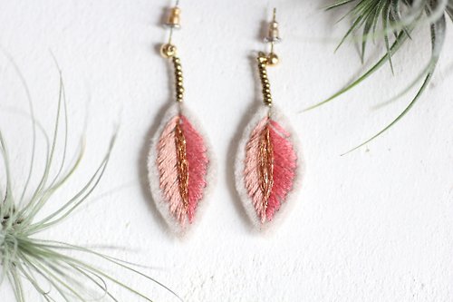 Lili's vegan accesories from Mexico Flamingo ピアス ‐ コーラルピンクのフラミンゴの羽モチーフ