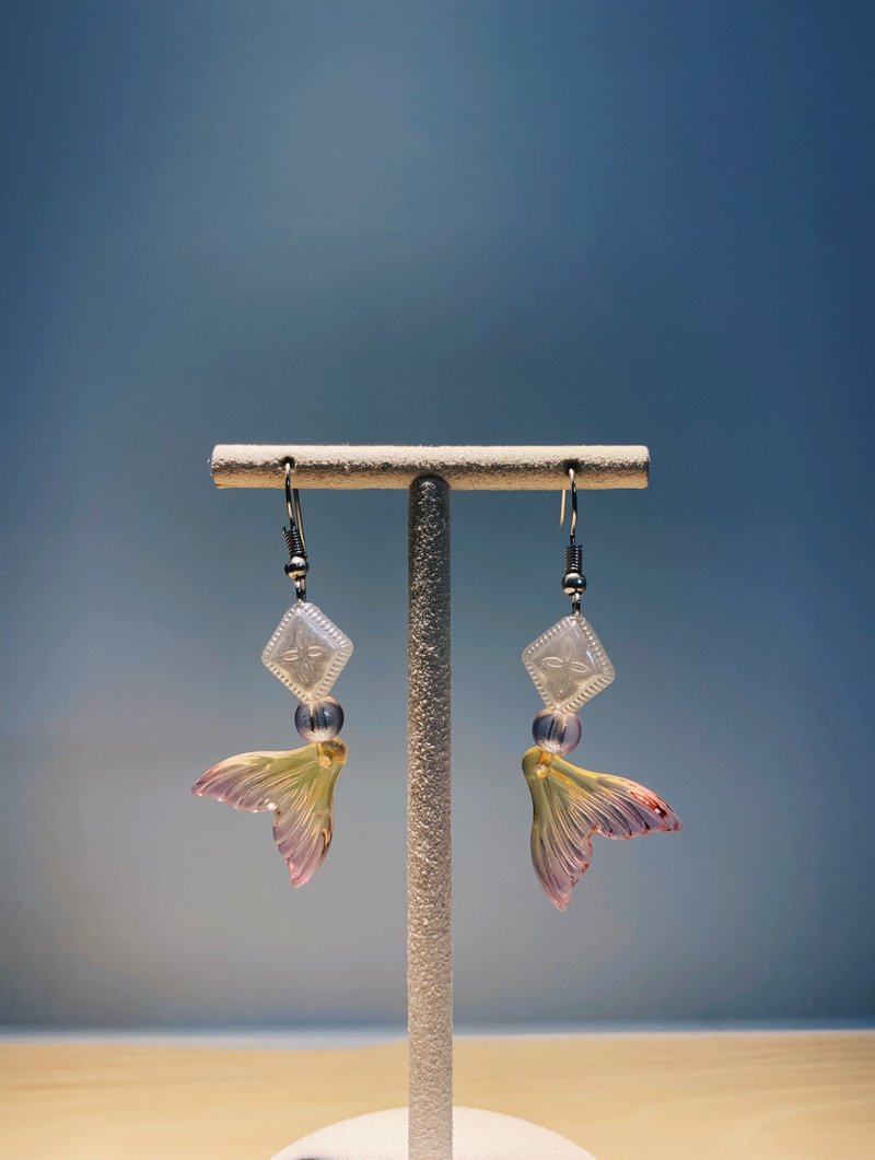 [Preferred gift] Gradient light pink mermaid earrings - สร้อยข้อมือ - พลาสติก สึชมพู