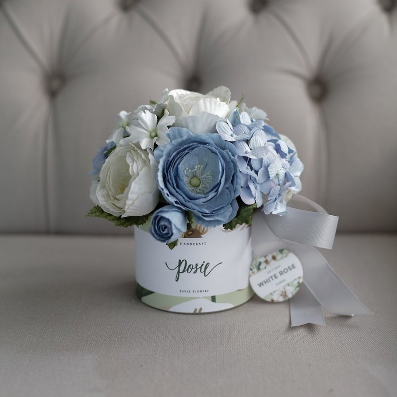 GM218 : White&Blue Flowers Medium Gift Box Aromatic Gift Light Blue Rose Size 7" x 7" - 香氛/精油/擴香 - 紙 藍色