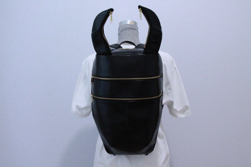 【什麼都夾不了】鍬形蟲包【附鉗子造型筆袋】 - 後背包/背包/書包 - 真皮 黑色