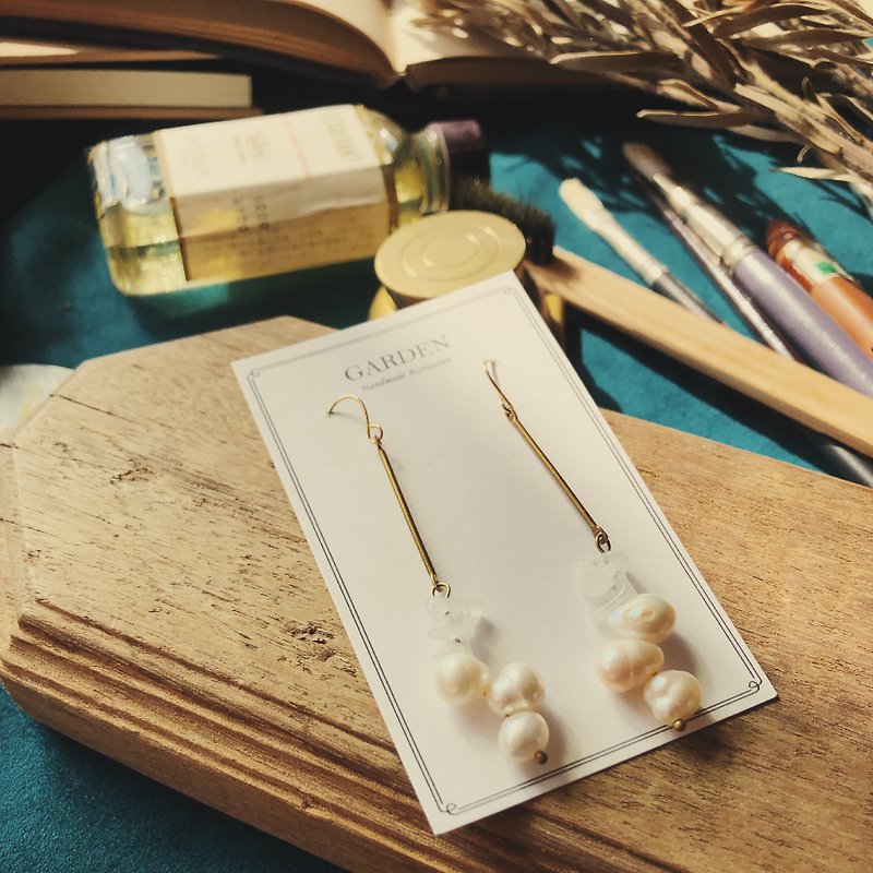 White crystal irregular pearl string earrings - ต่างหู - ไข่มุก ขาว