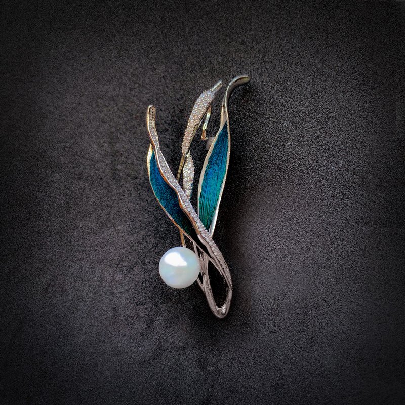 【手作り】孔雀の羽毛 点翠（てんすい）技法 蘭のブローチ——霜蘭月（そうらんげつ） - ブローチ - シルバー 