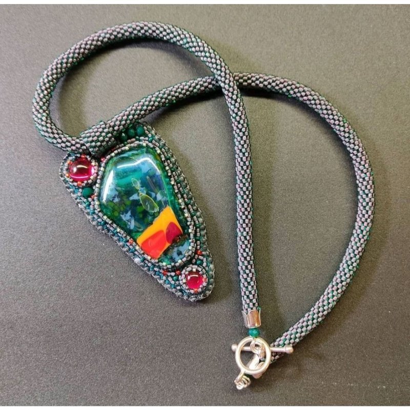 項鍊抽象綠色串珠鉤針與凸圓形燈飾 - 項鍊 - 玻璃 綠色