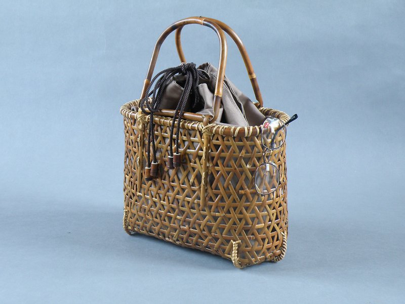 Bamboo basket bag Basket bag Hemp leaf knitting Root bent bamboo Soot bamboo Smoked smoke Chishima Sasa - กระเป๋าถือ - ไม้ไผ่ สีนำ้ตาล