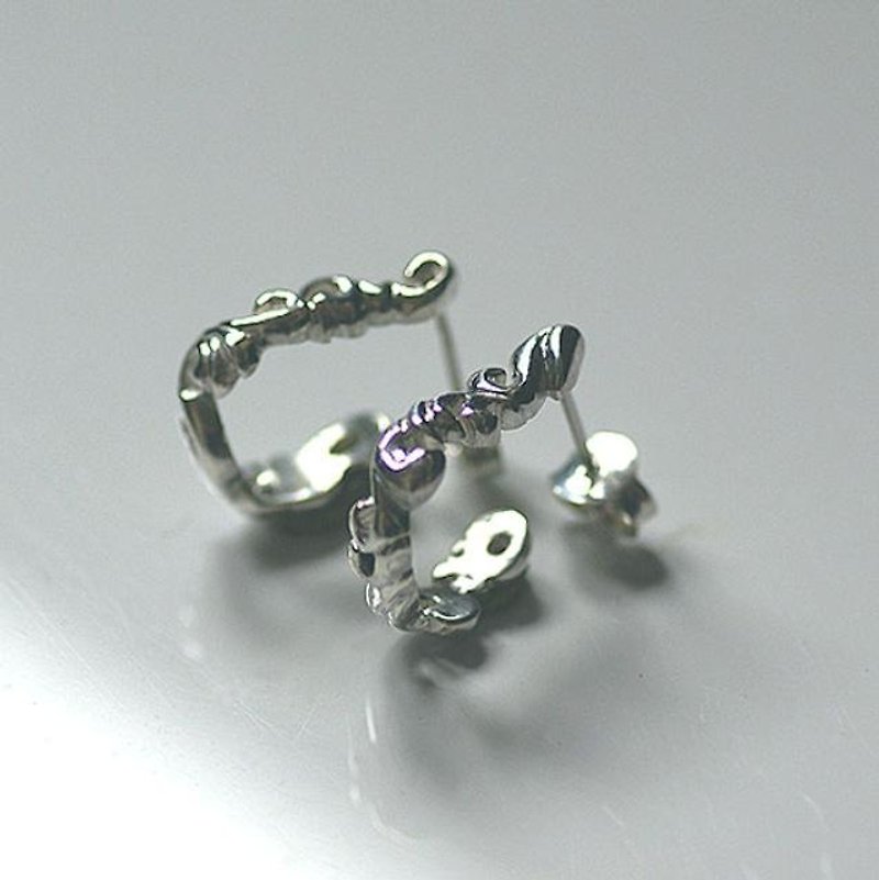 小さな唐草フープピアス - 耳環/耳夾 - 其他金屬 銀色