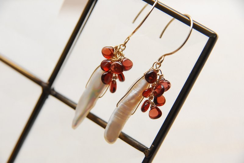 Stick pearl and marron-shaped garnet tassel earrings 14kgf - Earrings & Clip-ons - Pearl Red