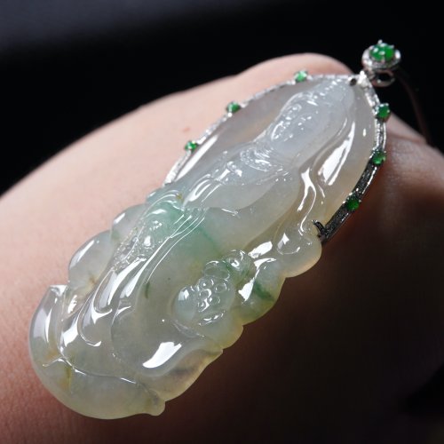 瓔珞翡翠 冰種飄綠花翡翠念珠觀音菩薩項鍊 18K金鑽石 | 天然緬甸玉翡翠A貨