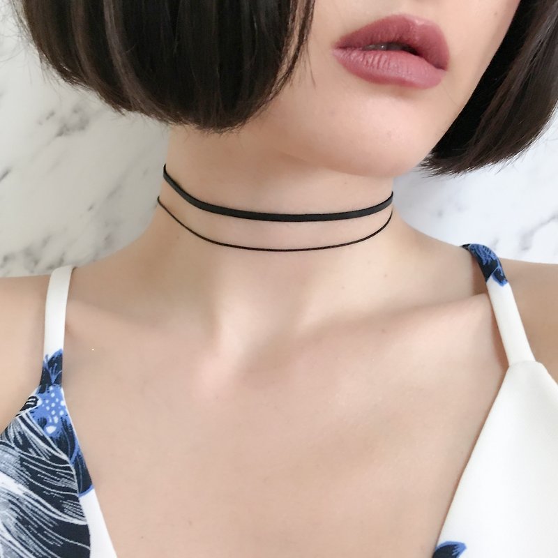 Two simple chokers in black leather SV076