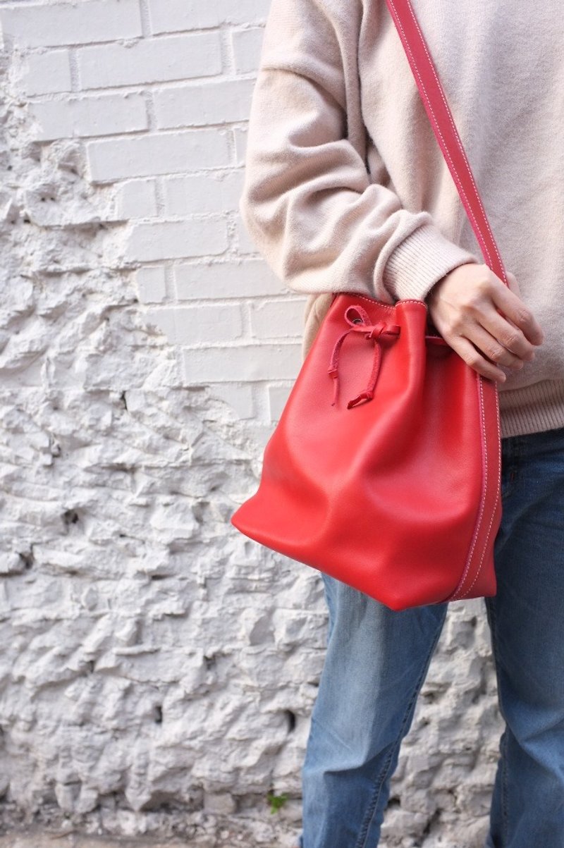 Red bucket shoulder bag size: medium - กระเป๋าแมสเซนเจอร์ - หนังแท้ สีแดง