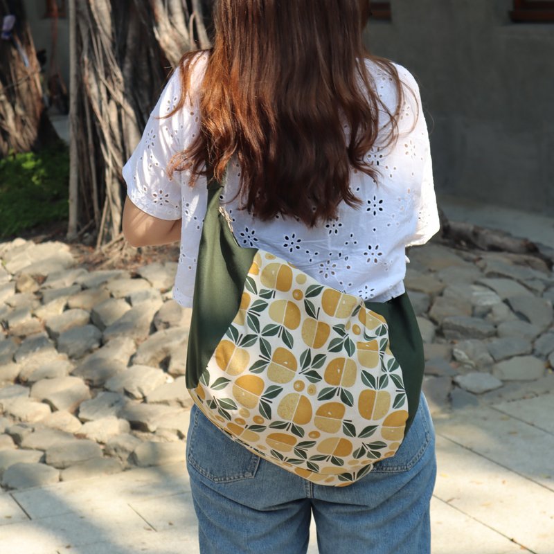 Tropical Fruit Crossbody Bag (Dark Green) - กระเป๋าแมสเซนเจอร์ - ผ้าฝ้าย/ผ้าลินิน สีเขียว