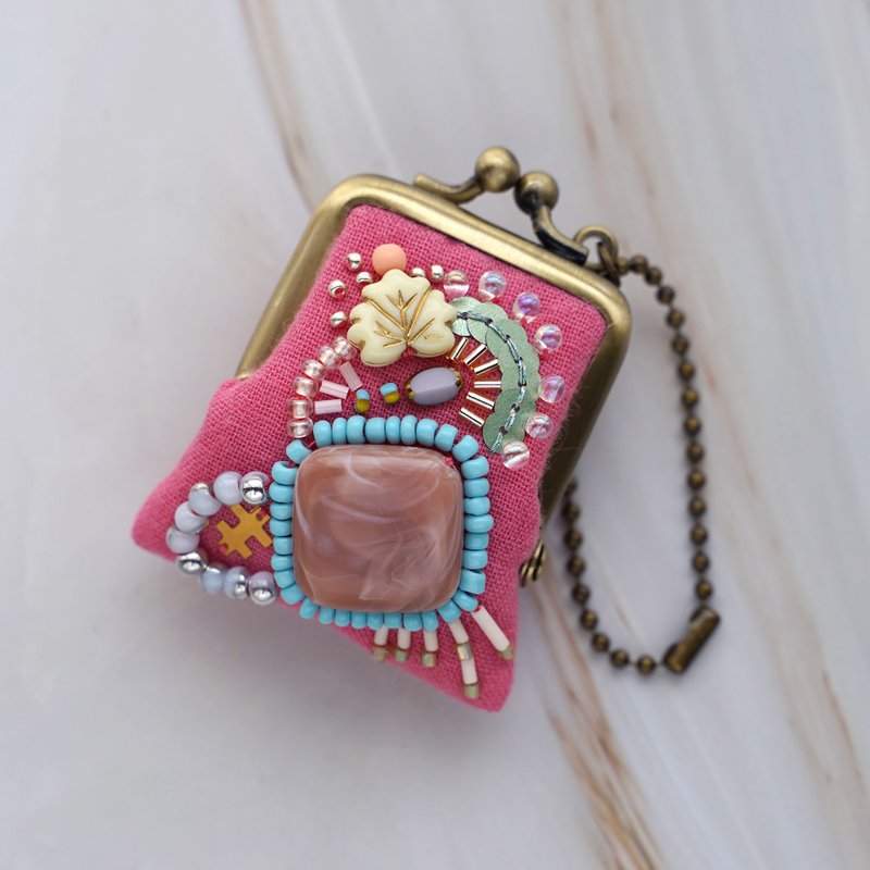 小さなビーズ刺繍のがま口 No.73 ピンクのガーゼ ネックレス・バッグチャームにも アクセサリーケース 手刺繍の一点物 - 吊飾/掛飾 - 棉．麻 粉紅色