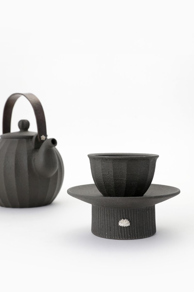 DONONG Silver Decoration Pedestal Cups and Black Soil Teapot with Copper Handle - 茶壺/茶杯/茶具 - 陶 黑色