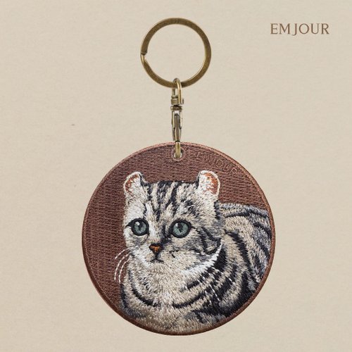 EMJOUR EMJOUR 雙面刺繡吊飾 -捲耳美短 | 模擬刺繡