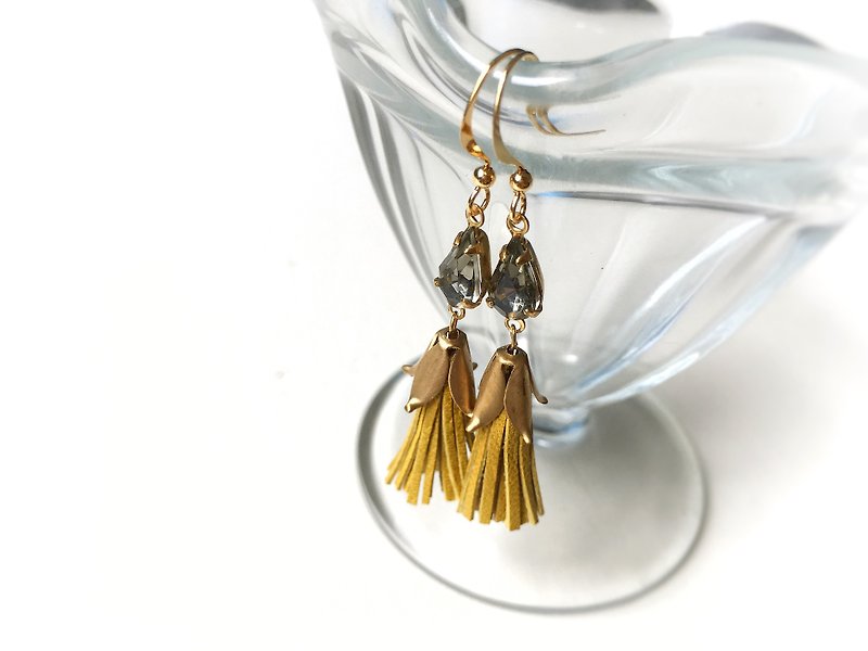 Mini tassel earrings in vintage Czech glass and French goat leather