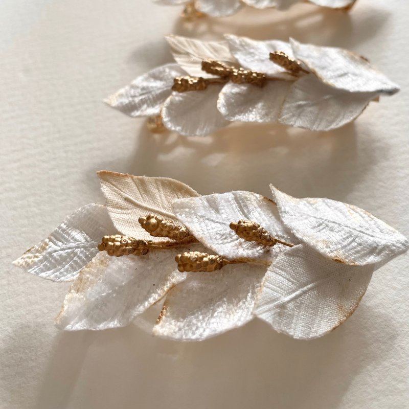 布花のポインセチア風リーフバレッタ - 髮夾/髮圈 - 其他人造纖維 白色