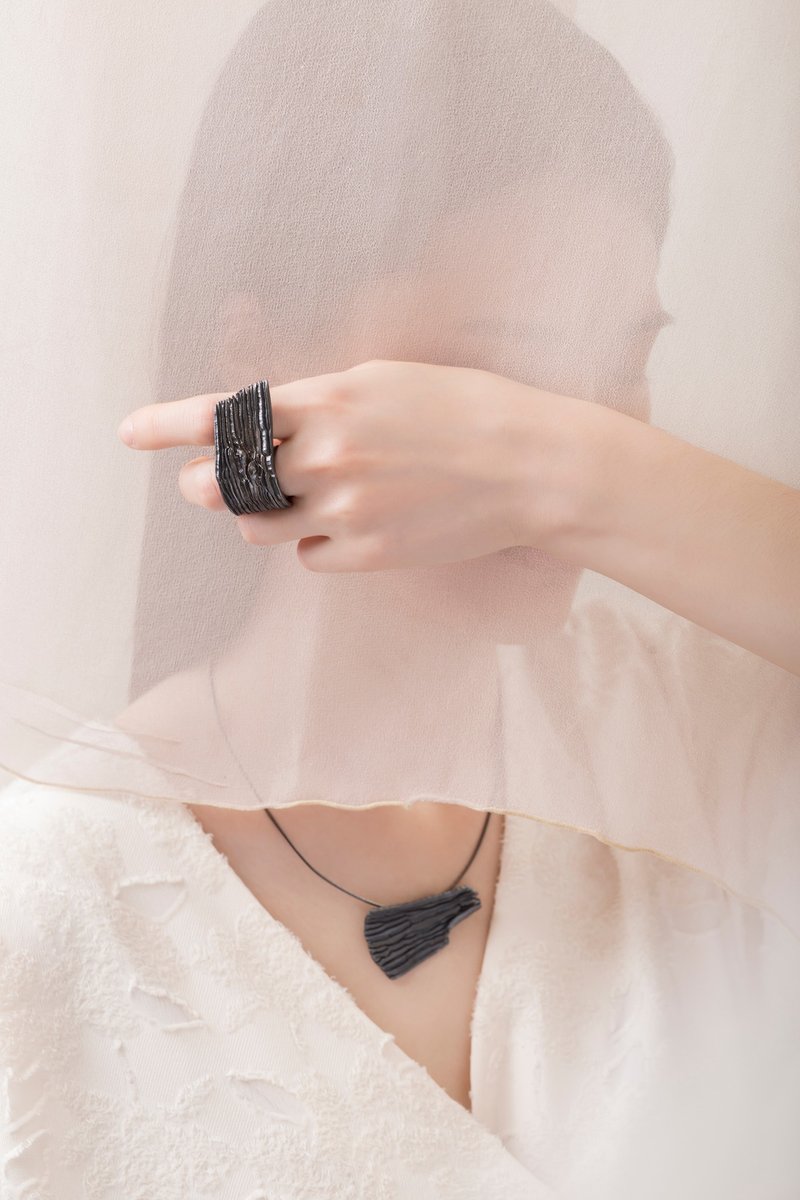 Calligraphy 墨摺 飄肆戒指 Oxidized Silver Ring - 手鍊/手環 - 純銀 黑色