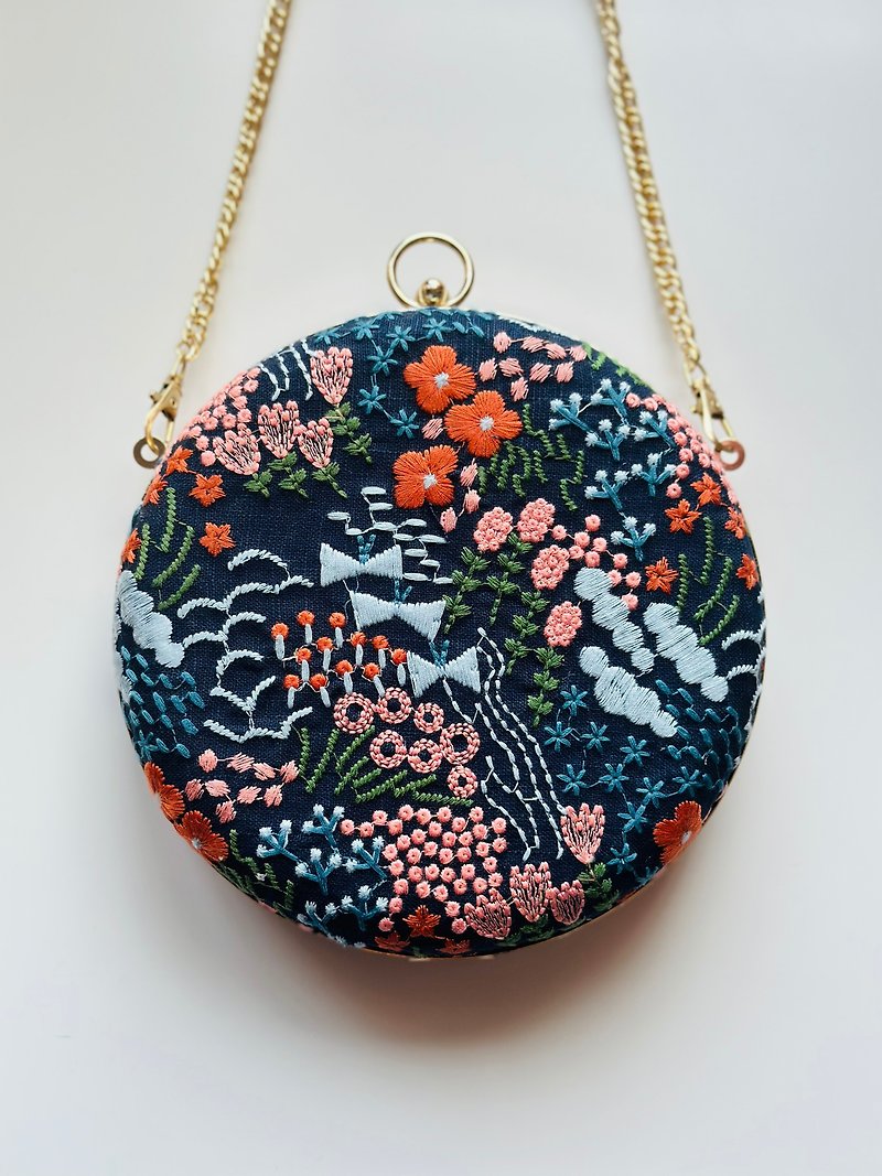 花の海が刺繍された小さな丸いバッグ - 手持ち/斜めがけ両用可能 - ショルダーバッグ - コットン・麻 ブルー